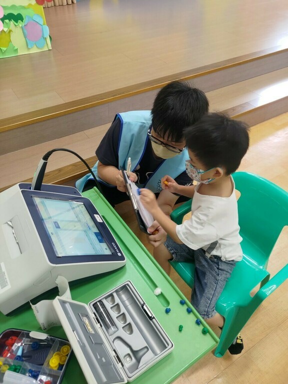 亞大聽語系學生運用所長，為幼兒園學童進行聽力篩檢
